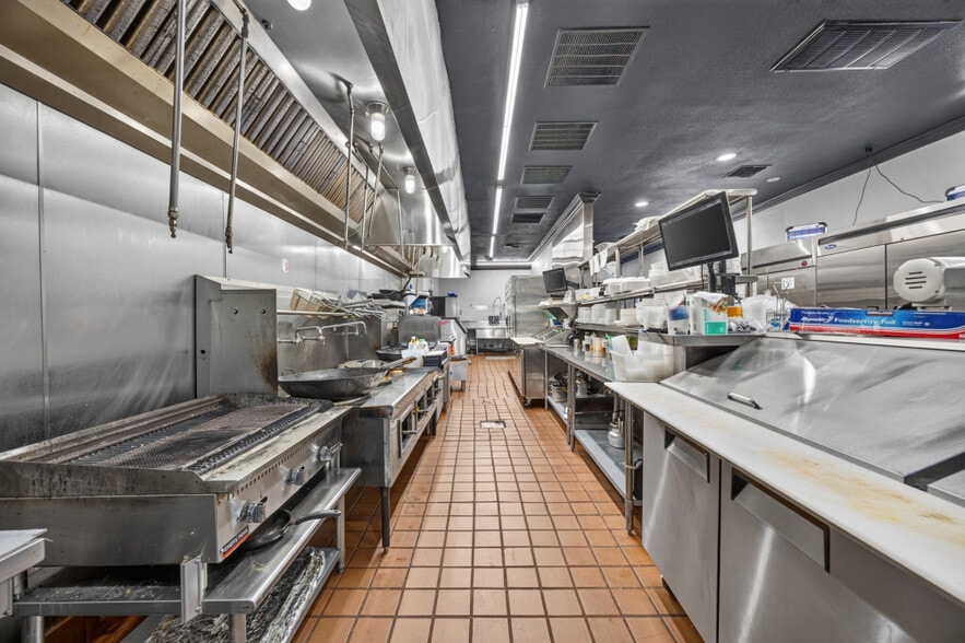 More Photos Of 7121 Governors Cir, Sacramento Restaurant For Sale