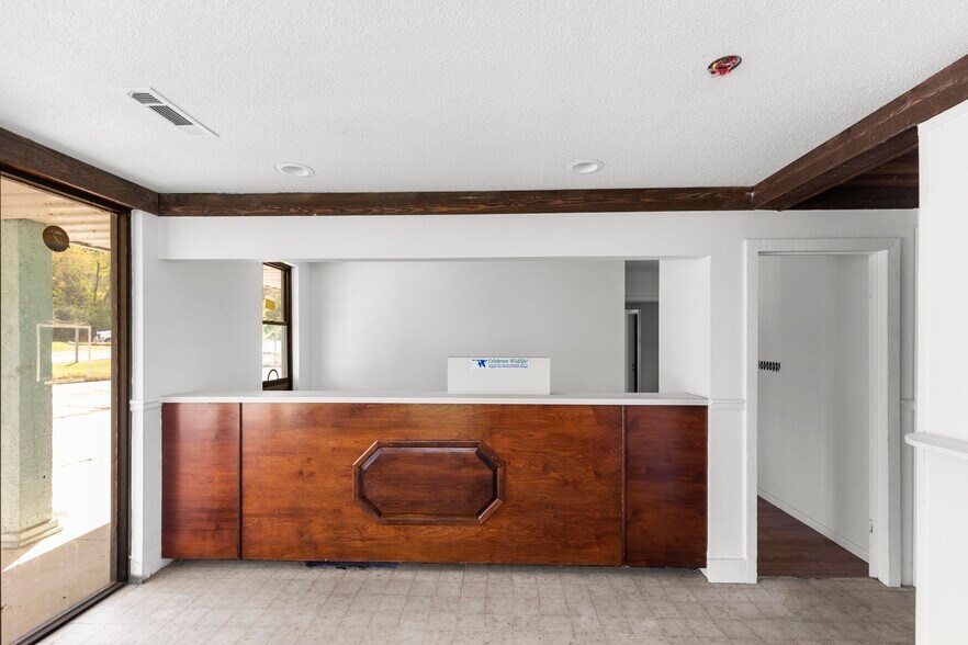 More Photos Of 1010 N Eufaula Ave, Eufaula Hotel For Sale