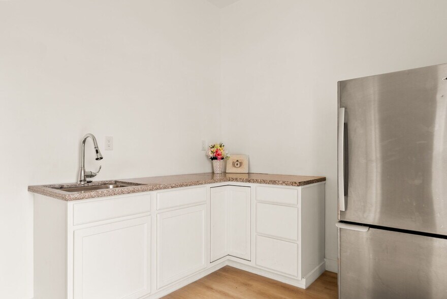 More Photos Of 17826 Chatsworth St, Granada Hills Storefront For Sale