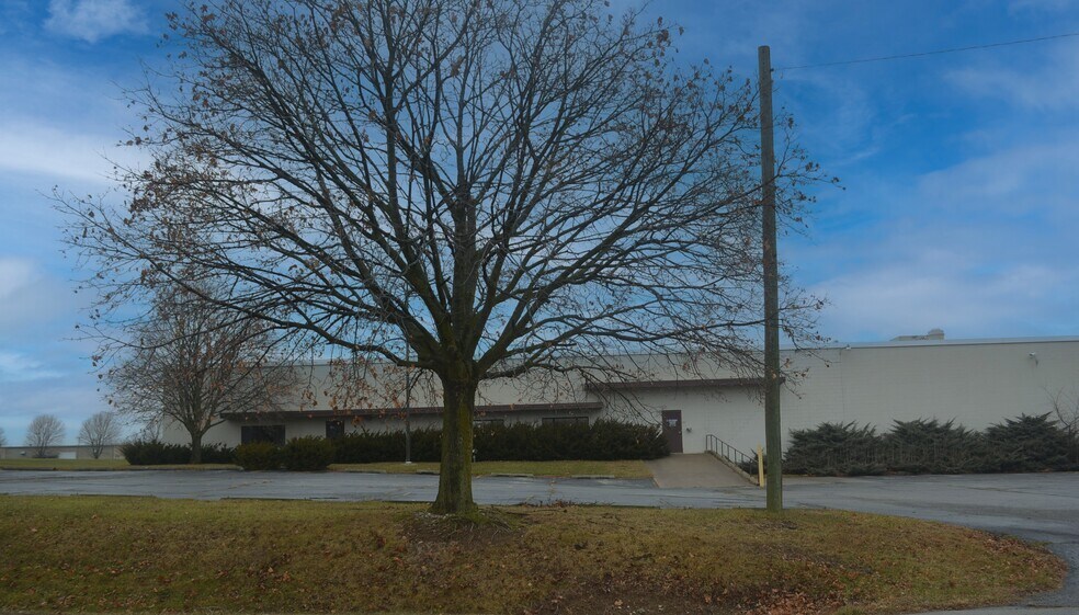 More Photos Of 367 W 1st St, South Whitley Manufacturing For Sale