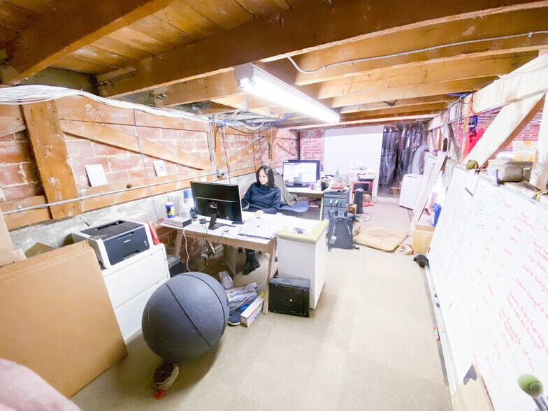 More Photos Of 2295 San Pablo Ave, Berkeley Showroom For Lease