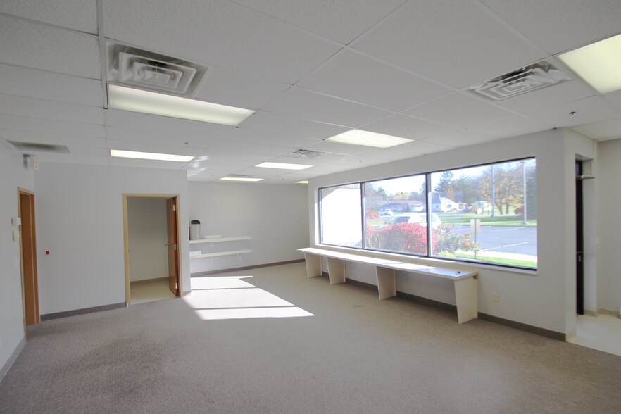 More Photos Of 2557-2571 Center Rd, Hinckley Warehouse For Lease
