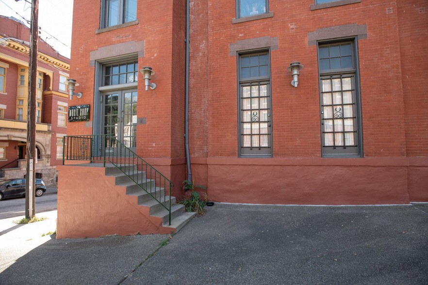 More Photos Of 1940 5th Ave, Pittsburgh Office For Sale