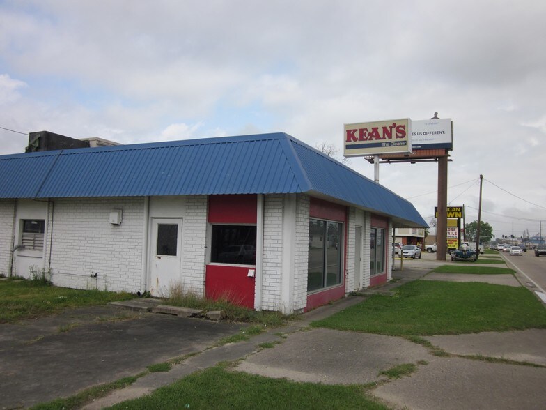 Primary Photo Of 311 S Burnside Ave, Gonzales Freestanding For Lease