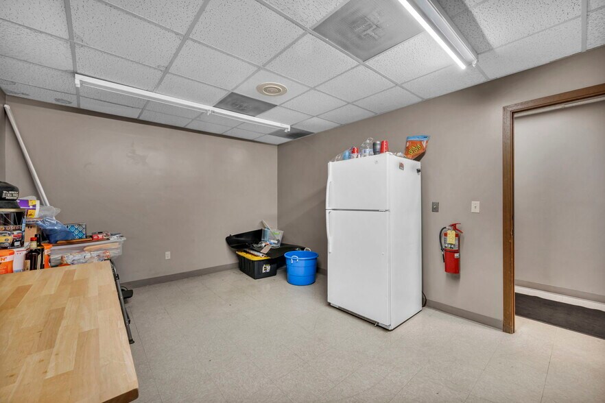 More Photos Of 215 W Bridge St, Elyria General Retail For Sale