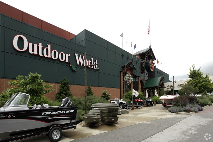 More Photos Of 951 E Lewis and Clark Pky, Clarksville Unknown For Lease