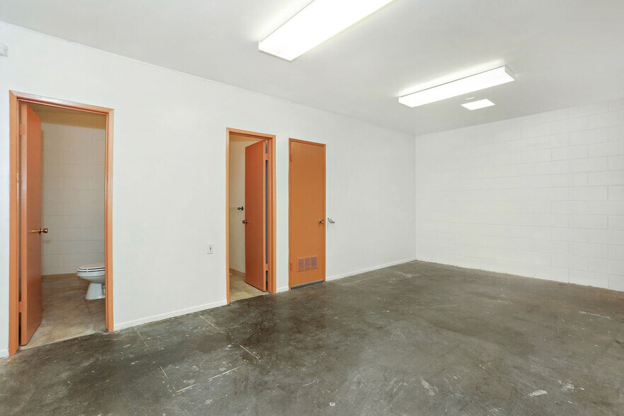 More Photos Of 3401 Eagle Rock Blvd, Los Angeles Showroom For Sale