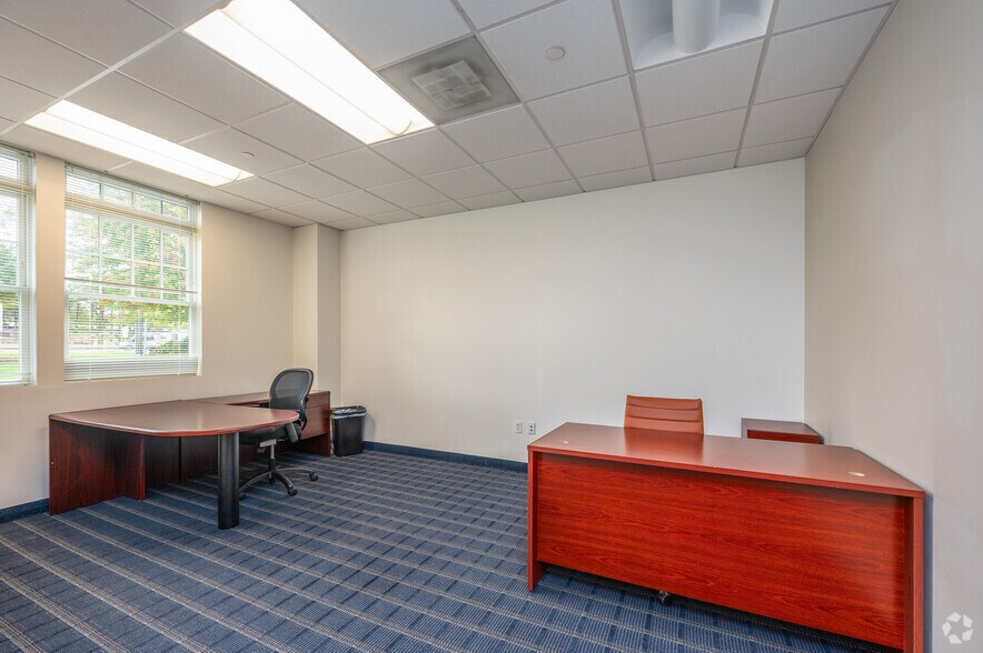 More Photos Of 1555 Iyannough Rd, Hyannis Office For Lease