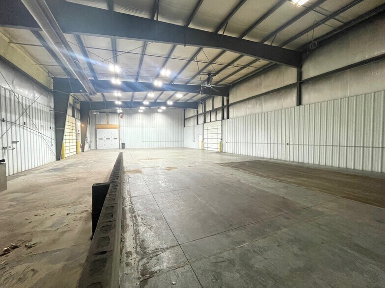 More Photos Of 2608 E 32nd Street Pl, Kearney Warehouse For Lease