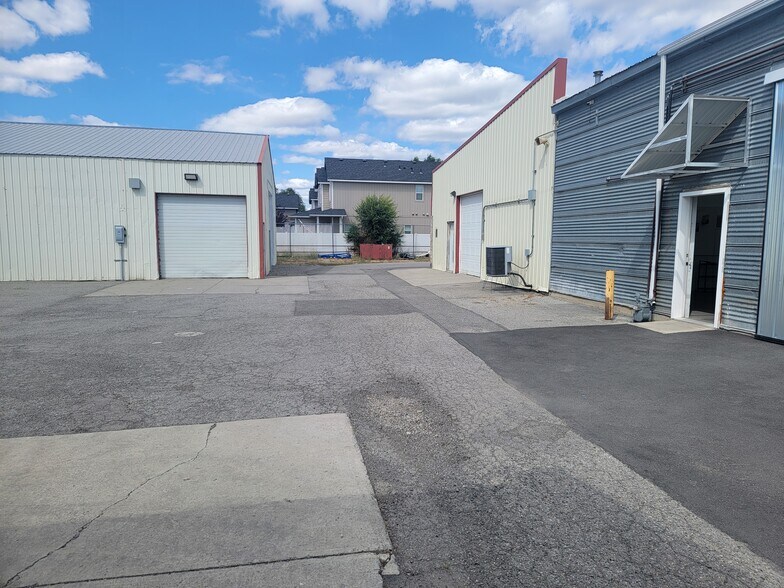 More Photos Of 17809 E Appleway Ave, Spokane Valley Showroom For Sale