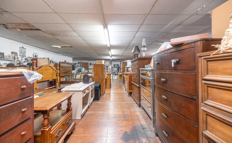 More Photos Of 600 W Commercial St, Lebanon Department Store For Sale