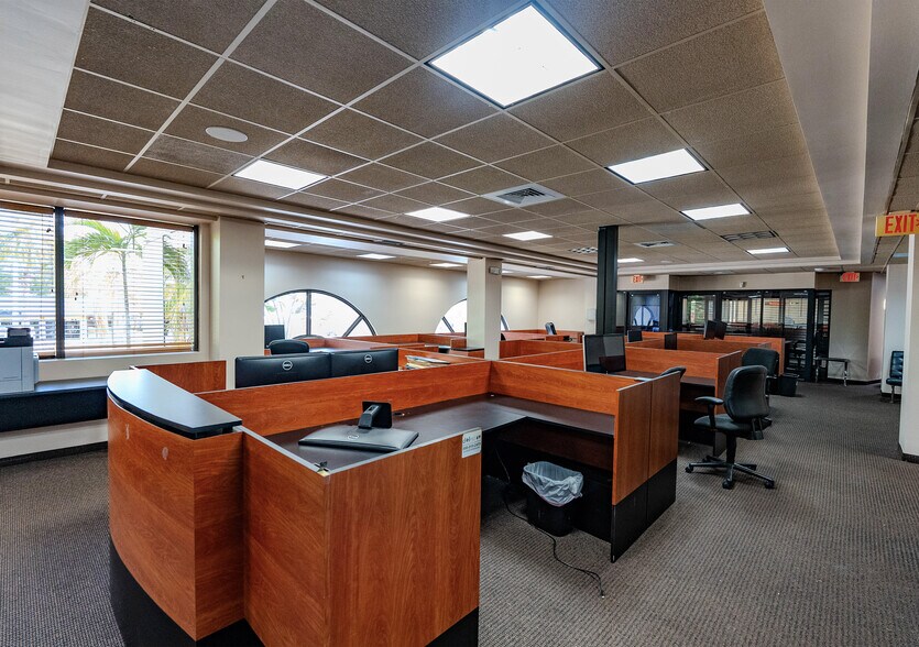 More Photos Of 152 Ne 167th St, Miami Office For Sale