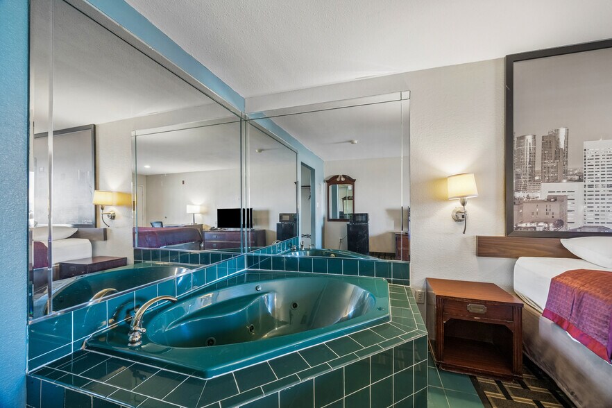 More Photos Of 1931 East Fwy, Baytown Hotel For Sale