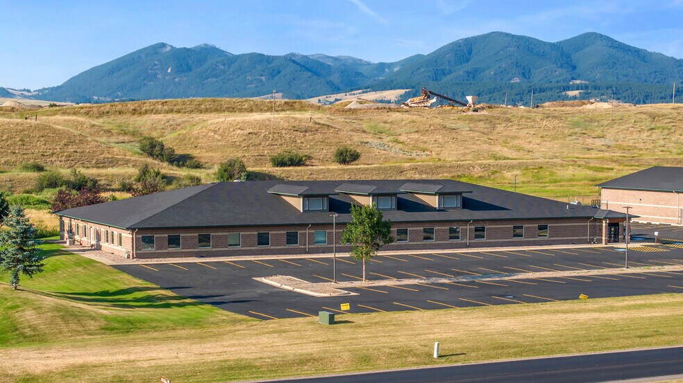 More Photos Of 920 NE Main St, Lewistown Office For Sale