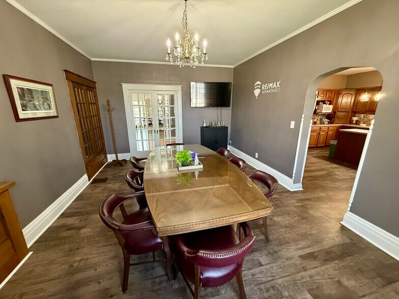 More Photos Of 403 George St, Aurora Office For Sale