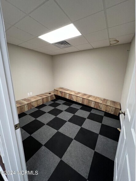 More Photos Of 709 1/2 Southwest Blvd, Clinton Warehouse For Lease