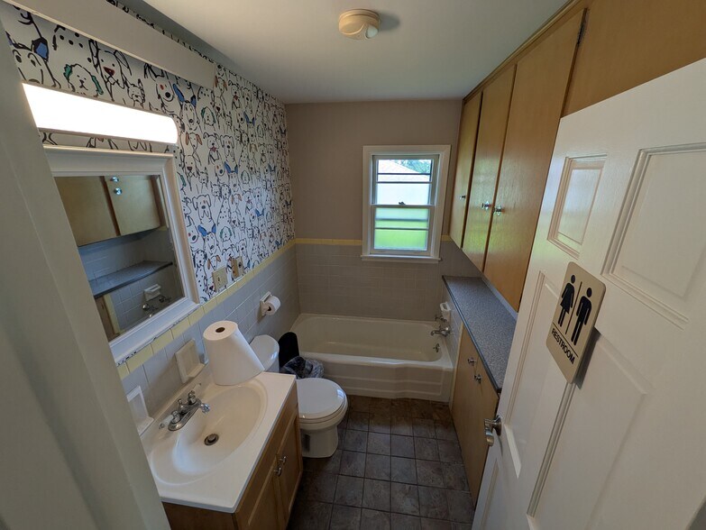 More Photos Of 2527 W Dublin Granville Rd, Columbus Veterinarian Kennel For Sale