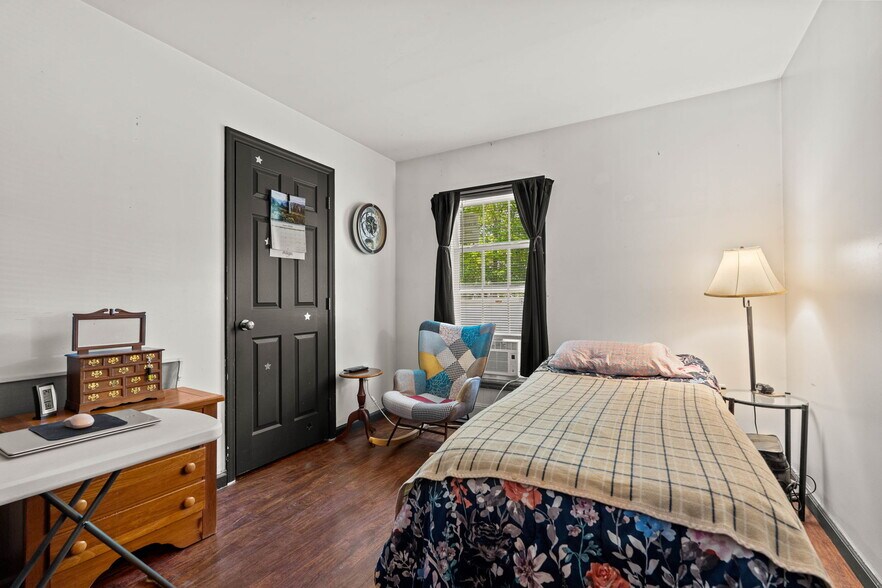 More Photos Of 25 Beacon St, Amesbury Showroom For Sale