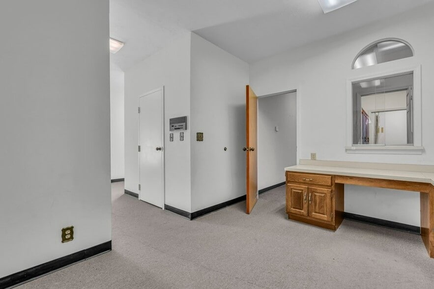 More Photos Of 2403 5th St N, Columbus Medical For Lease