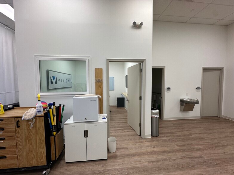 More Photos Of 7910 W Grand Parkway S, Richmond Storefront Retail Office For Lease