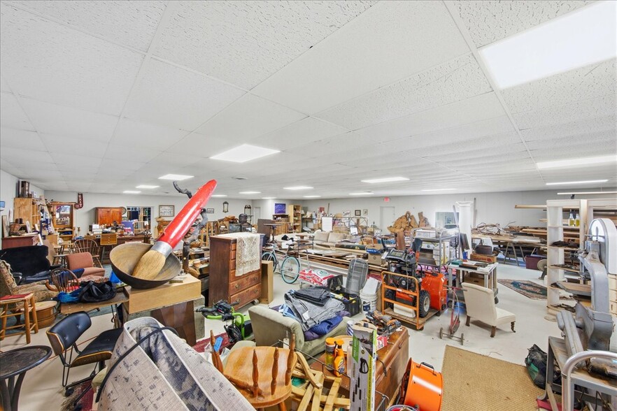 More Photos Of 33 Boston Post Rd, Waterford Freestanding For Sale