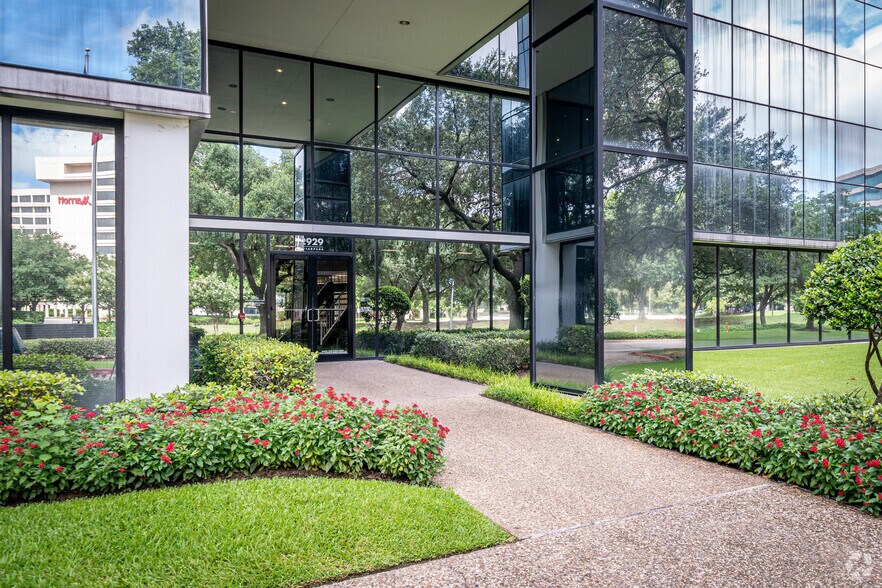 More Photos Of 2929 Briarpark Dr, Houston Office For Sale