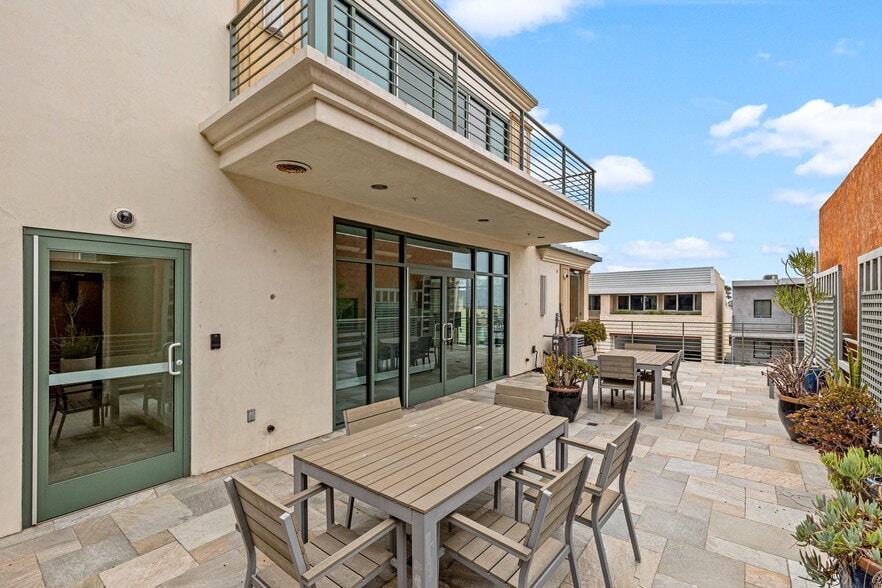 More Photos Of 205 Pier Ave, Hermosa Beach Office For Sale