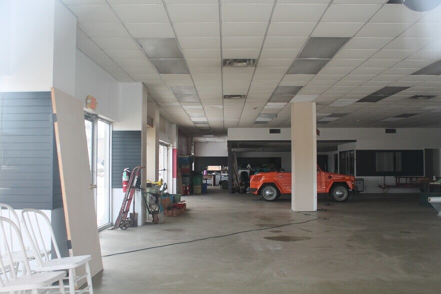 More Photos Of 2145 Sweets Dr, Carbondale Showroom For Sale