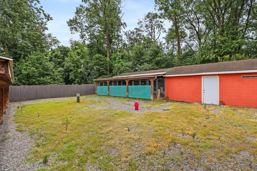 More Photos Of 333 Newcomer Rd, Windsor Veterinarian Kennel For Sale