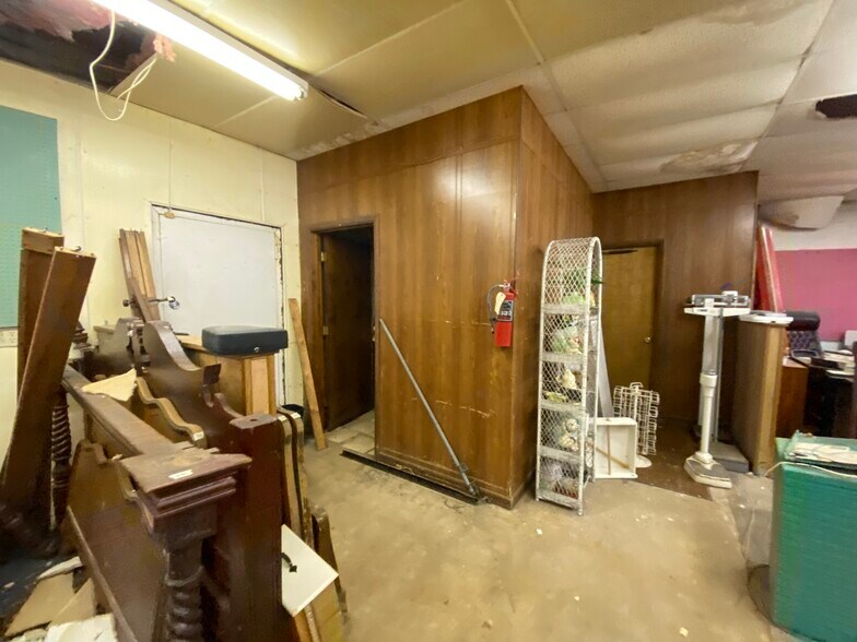 More Photos Of 108 McCubbin St, Valley View Storefront For Sale