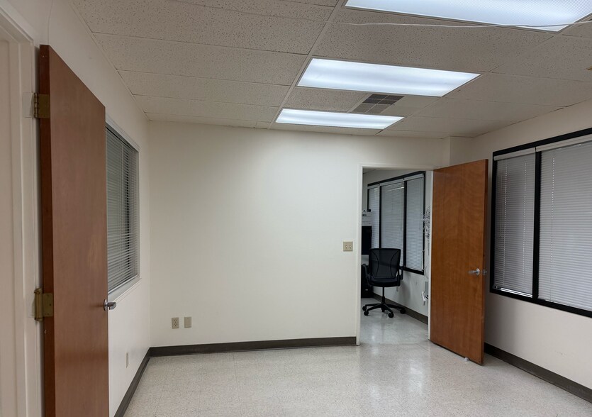 More Photos Of 536 Hi Tech Pky, Oakdale Warehouse For Lease