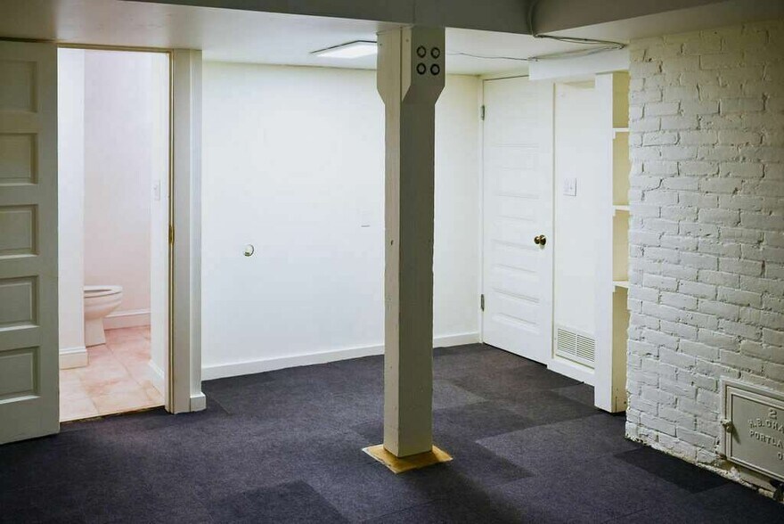 More Photos Of 916 SW King Ave, Portland Office Residential For Sale