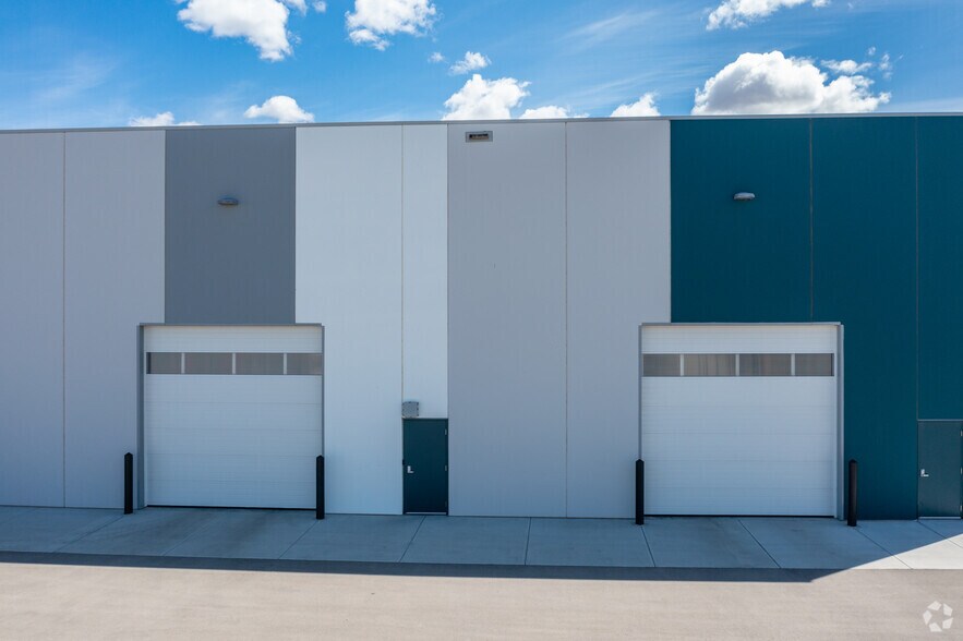 More Photos Of 10645 74th St SE, Calgary Flex For Lease