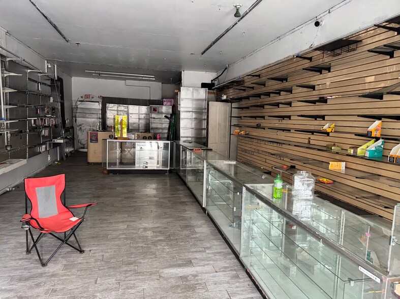 More Photos Of 1521-1527 W Market St, Louisville Storefront For Sale