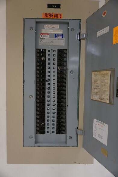 More Photos Of 93 W Campbell Rd, Rotterdam Freestanding For Sale