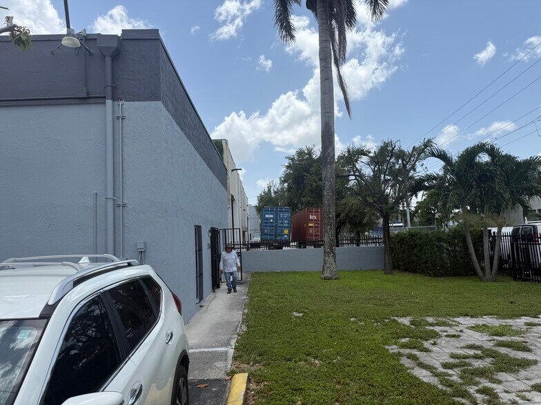 More Photos Of 5149-5199 NW 74th Ave, Miami Warehouse For Lease