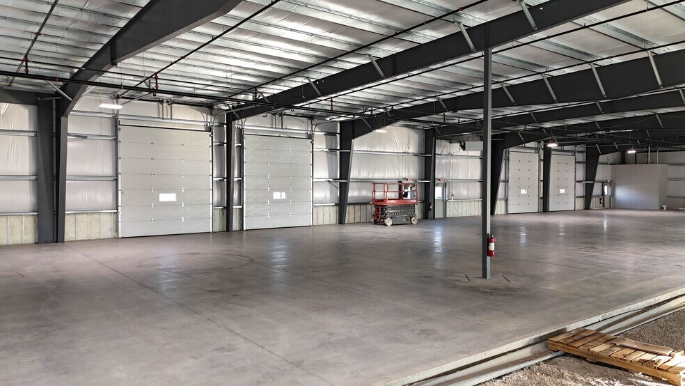 More Photos Of 2151 Shiloh Rose Pkwy SW, Bondurant Warehouse For Lease