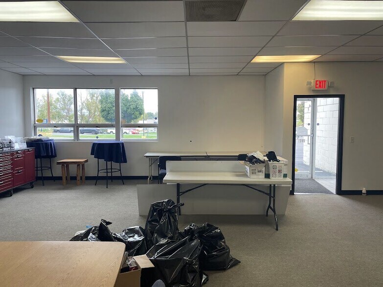 More Photos Of 114-118 Boss Rd, Mattydale Showroom For Lease