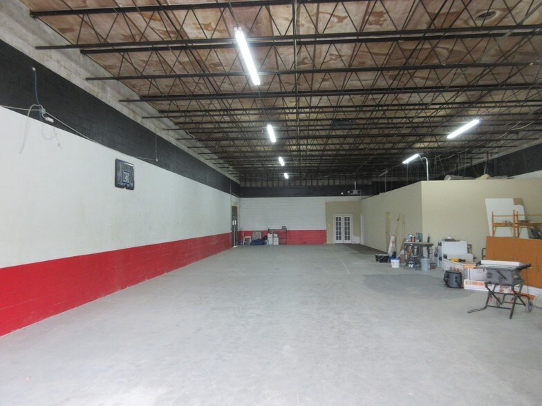 More Photos Of 15445 N Nebraska Ave, Lutz Warehouse For Lease