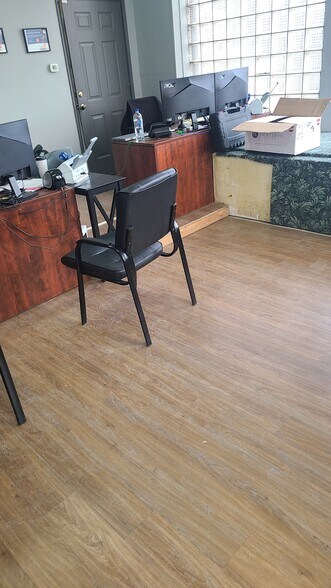 More Photos Of 135 E Hill St, Monroe Showroom For Sale