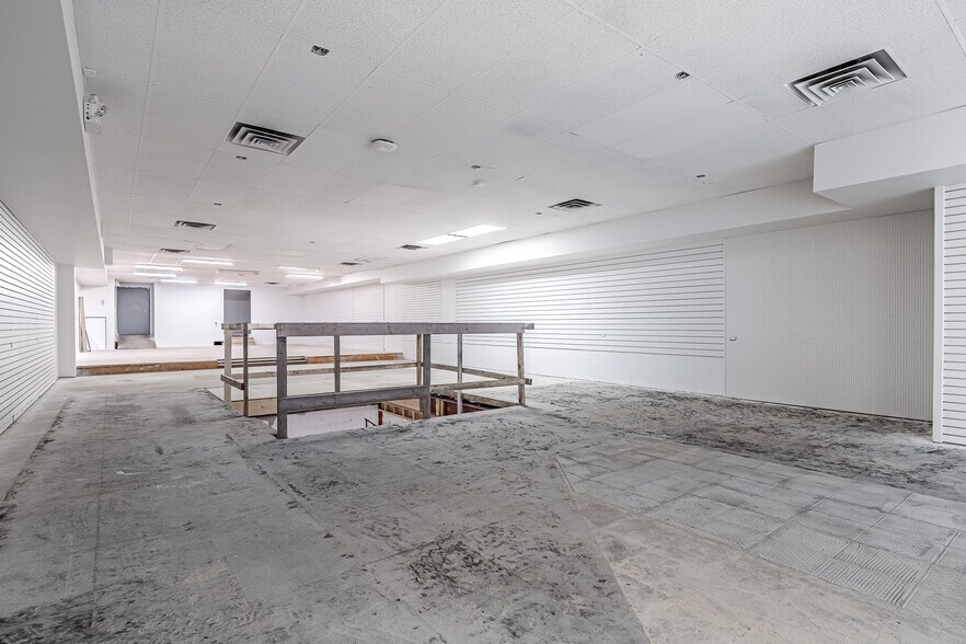 More Photos Of 5012 50 Av, Lloydminster General Retail For Sale