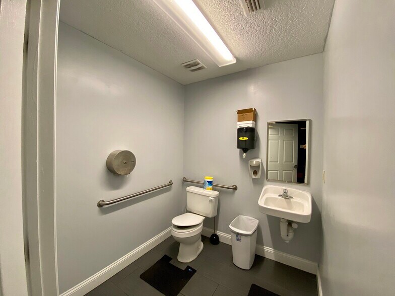 More Photos Of 104 Liberty Center Pl, Saint Augustine Warehouse For Lease