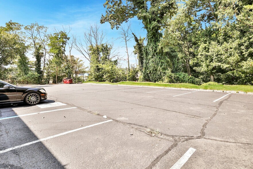 More Photos Of 27 N Middletown Rd, Nanuet Freestanding For Lease