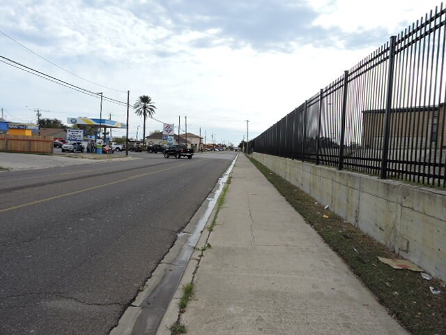 More Photos Of 1719 N Arkansas Ave, Laredo Flex For Sale