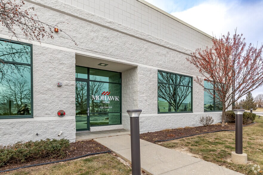 More Photos Of W165 N5815 Ridgewood Dr, Menomonee Falls Showroom For Lease