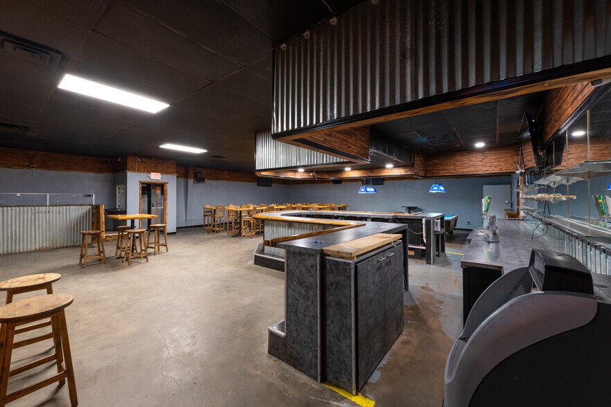 More Photos Of 1402 Old Iowa Park, Wichita Falls Specialty For Lease