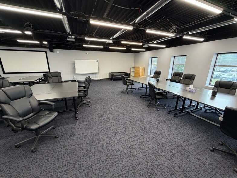 More Photos Of 5380 Eisenhower Ave, Alexandria Research And Development For Lease