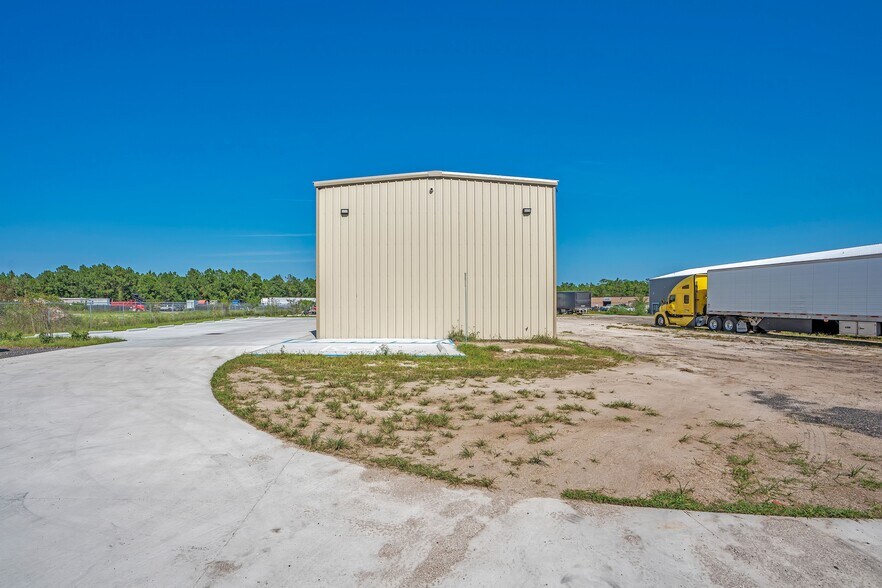 More Photos Of 3295 Steel Rail Dr, Bunnell Warehouse For Lease