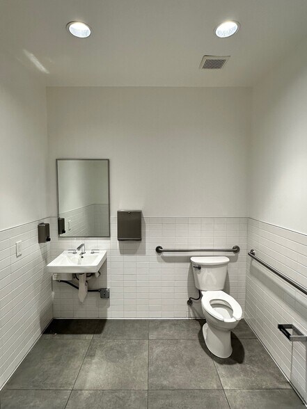 More Photos Of 301-445 N Figueroa St, Wilmington Warehouse For Lease