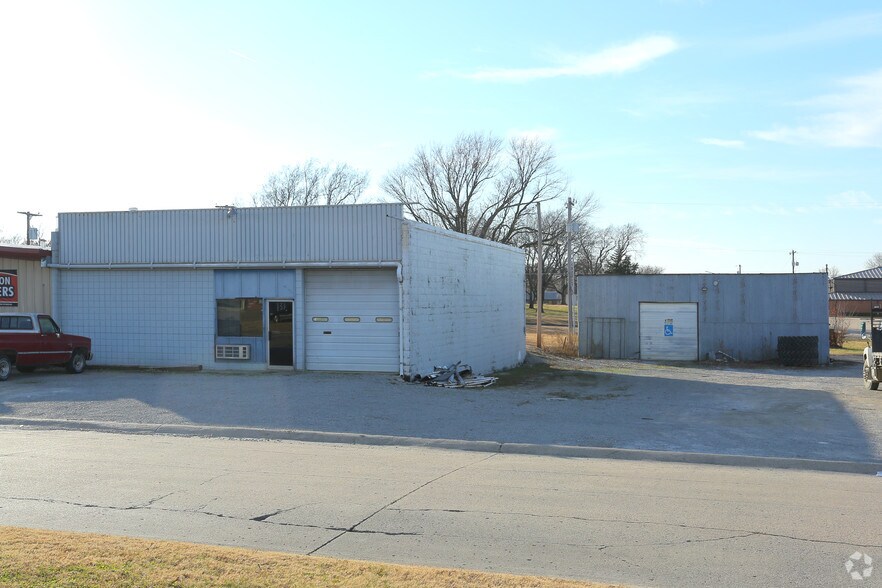 Primary Photo Of 131 SE Cholwell Ave, Bartlesville Warehouse For Sale